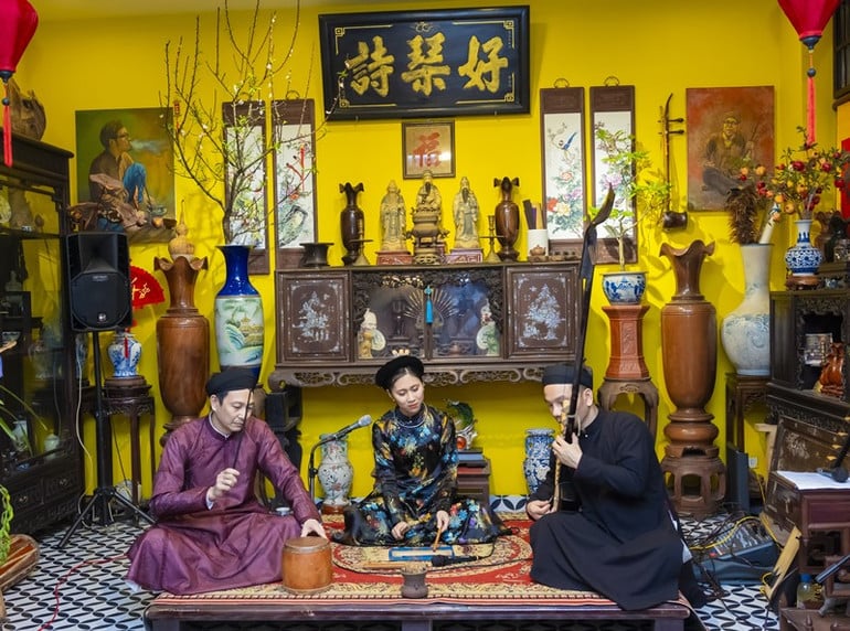Nhà nghiên cứu, dịch giả Châu Hải Đường (trái), một quan viên nổi tiếng trong giới những người yêu ca trù hiện nay.