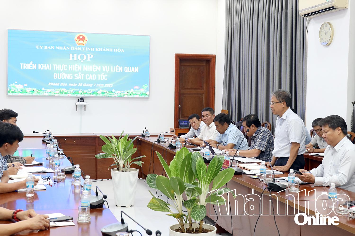 សមមិត្ត Tran Hoa Nam ថ្លែងសុន្ទរកថាបញ្ចប់កិច្ចប្រជុំ។