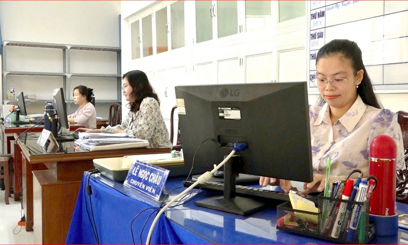 Cán bộ, công chức, viên chức phường Long Thuận sử dụng bình giữ nhiệt thay ly nhựa để uống nước.