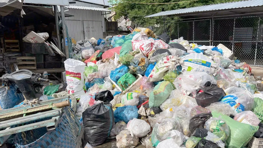 Rác chất thành đống, ven các chợ khu vực xã Ba Tri