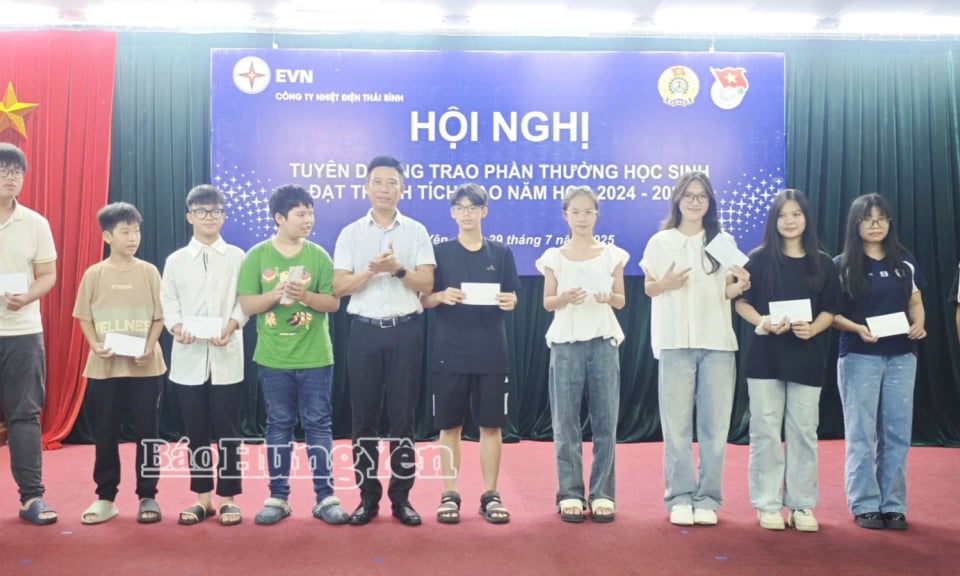 Công ty Nhiệt điện Thái Bình tuyên dương học sinh tiêu biểu là con em cán bộ, công nhân