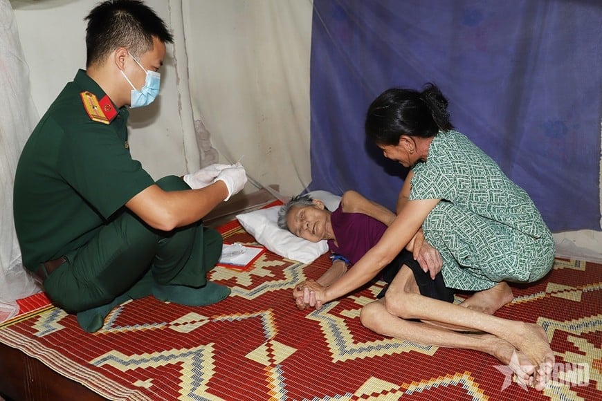 Lấy mẫu sinh phẩm em gái liệt sĩ Hoàng Kim Phước, tại tỉnh Ninh Bình. 