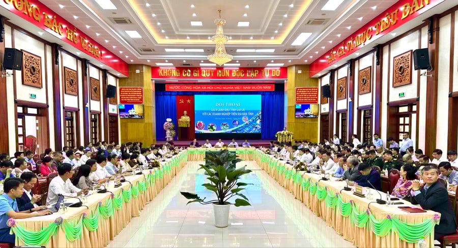 Quang cảnh hội nghị đối thoại giữa lãnh đạo tỉnh với các doanh nghiệp. Ảnh: Hà Duy