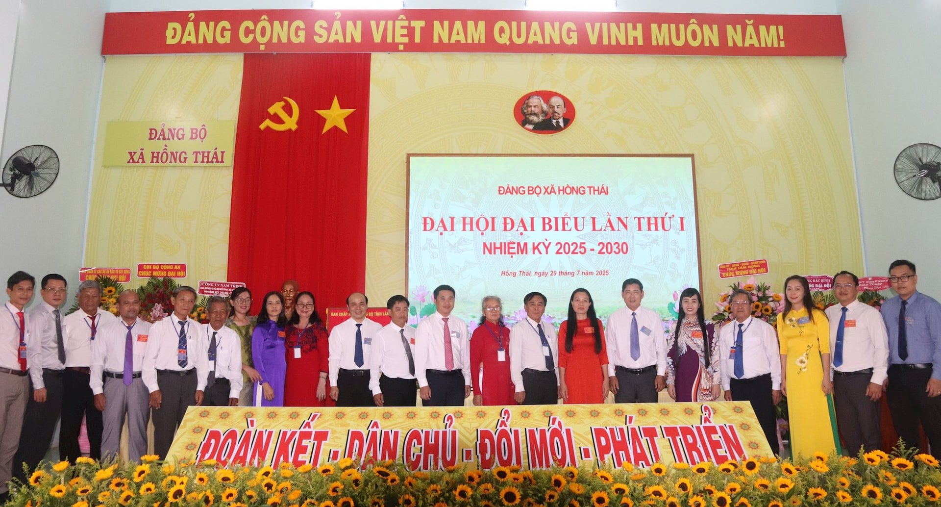 Ban Chấp hành Đảng bộ xã Hồng Thái, nhiệm kỳ 2025 - 2030 chụp hình cùng các đại biểu tại đại hội
