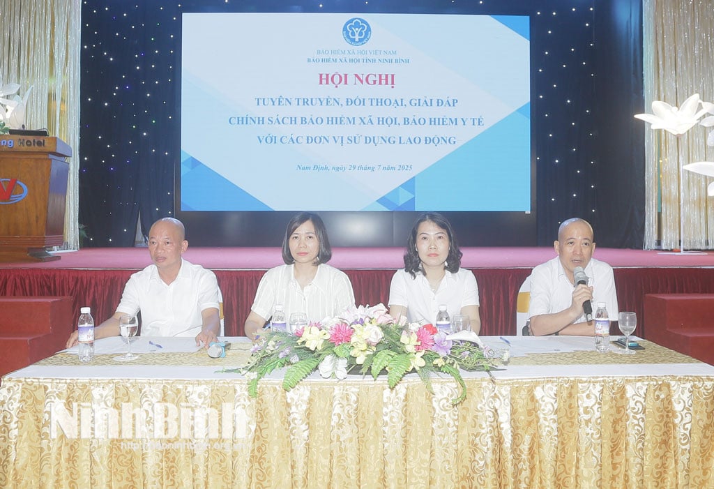 Đồng chí Đào Thị Minh Khương, Phó Giám đốc BHXH tỉnh Ninh Bình phát biểu khai mạc Hội nghị.