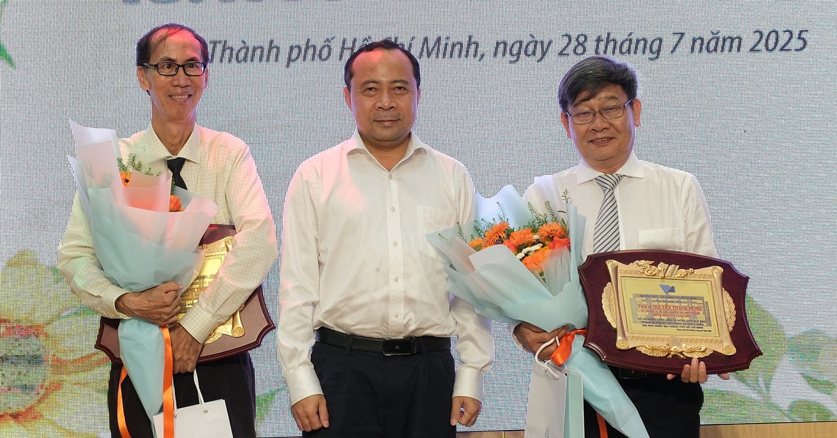 Trường Phổ thông Năng khiếu tri ân thầy Lê Bá Khánh Trình và thầy Nguyễn Thanh Hùng
