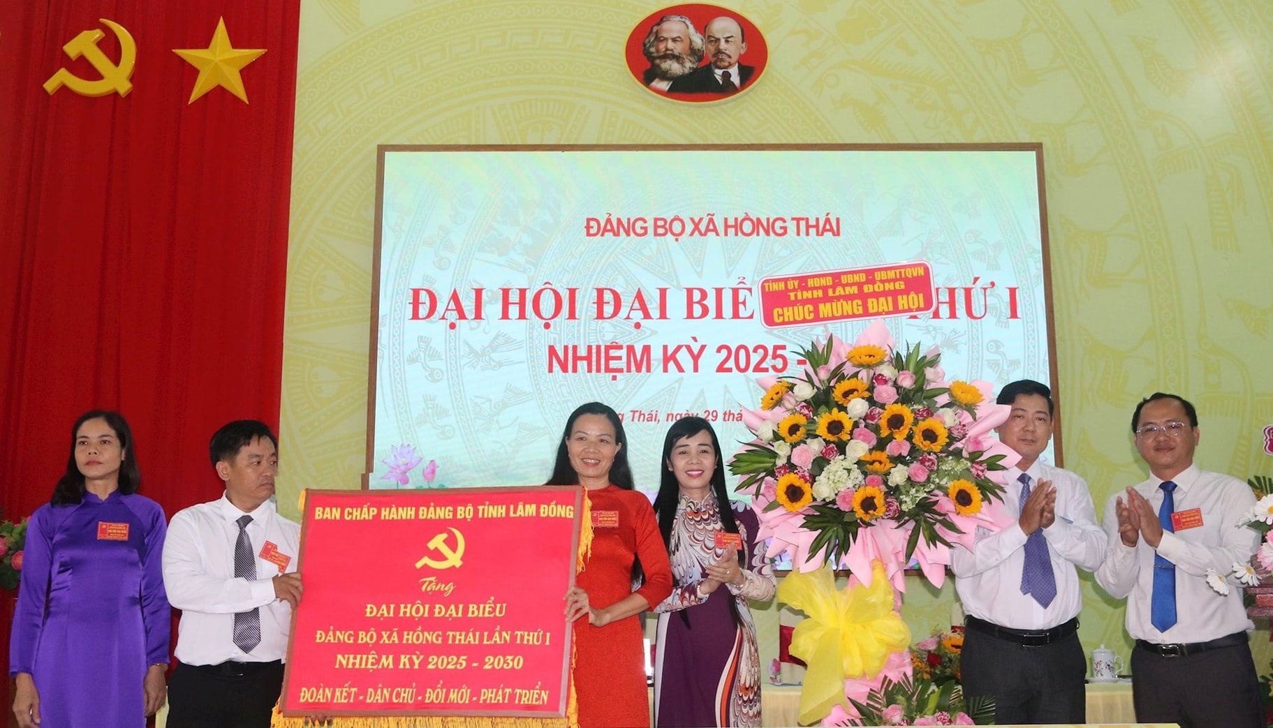 dong-chi-tieu-hong-phuc-trao-buc-truong-cua-ban-thuong-vu-tinh-uy-tang-dang-bo-xa-hong-thai-1-.jpg