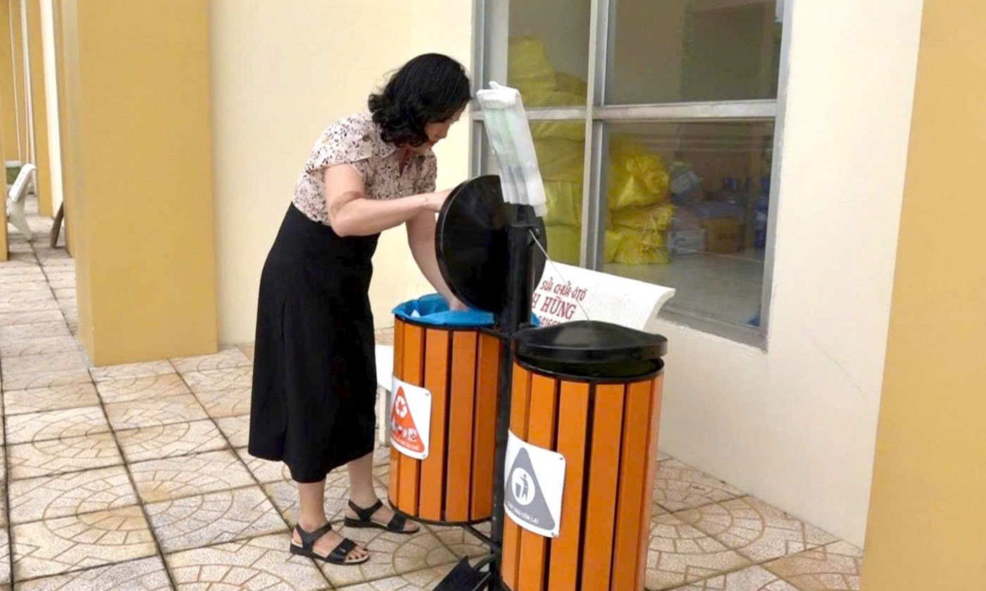 Tại Trung tâm Phục vụ Hành chính công phường Long Thuận đã bố trí thùng chứa rác 2 ngăn, giúp cán bộ công chức cũng như người dân khi đến làm thủ tục hành chính có thể tự phân loại rác thải.