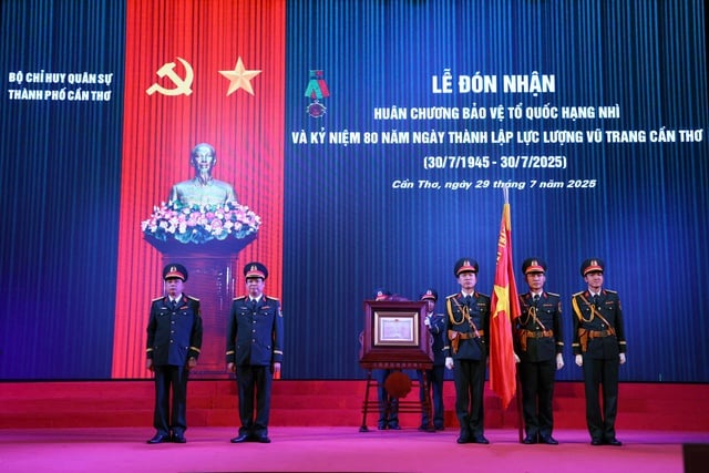 Lực lượng vũ trang Cần Thơ nhận Huân chương Bảo vệ Tổ quốc hạng nhì- Ảnh 1.