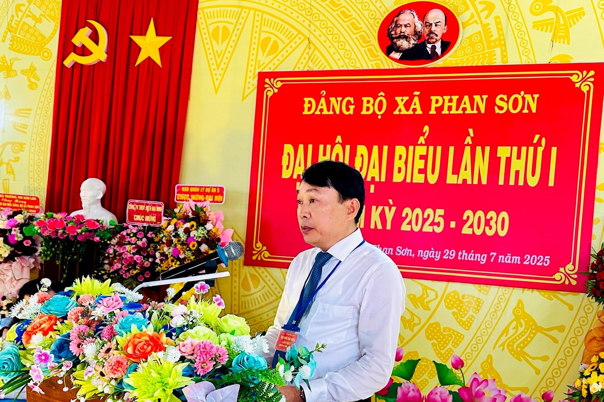 dong-chi-nguyen-van-chin-bi-thu-dang-uy-xa-phan-son-phat-bieu-khai-mac-dai-hoi(1).jpg