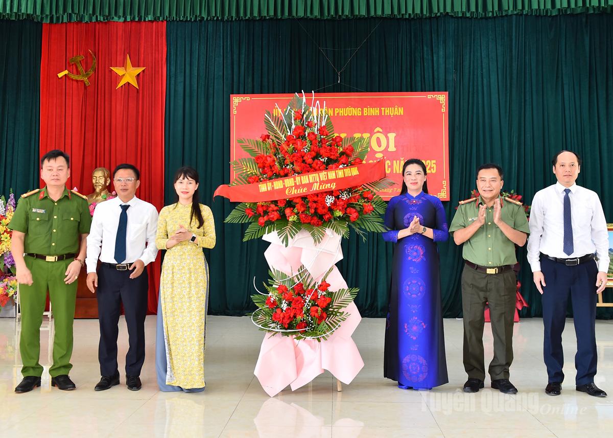 អនុលេខាអចិន្ត្រៃយ៍គណៈកម្មាធិការបក្សខេត្ត Le Thi Kim Dung បានចូលរួមទិវាការពារសន្តិសុខជាតិនៅសង្កាត់ Binh Thuan។