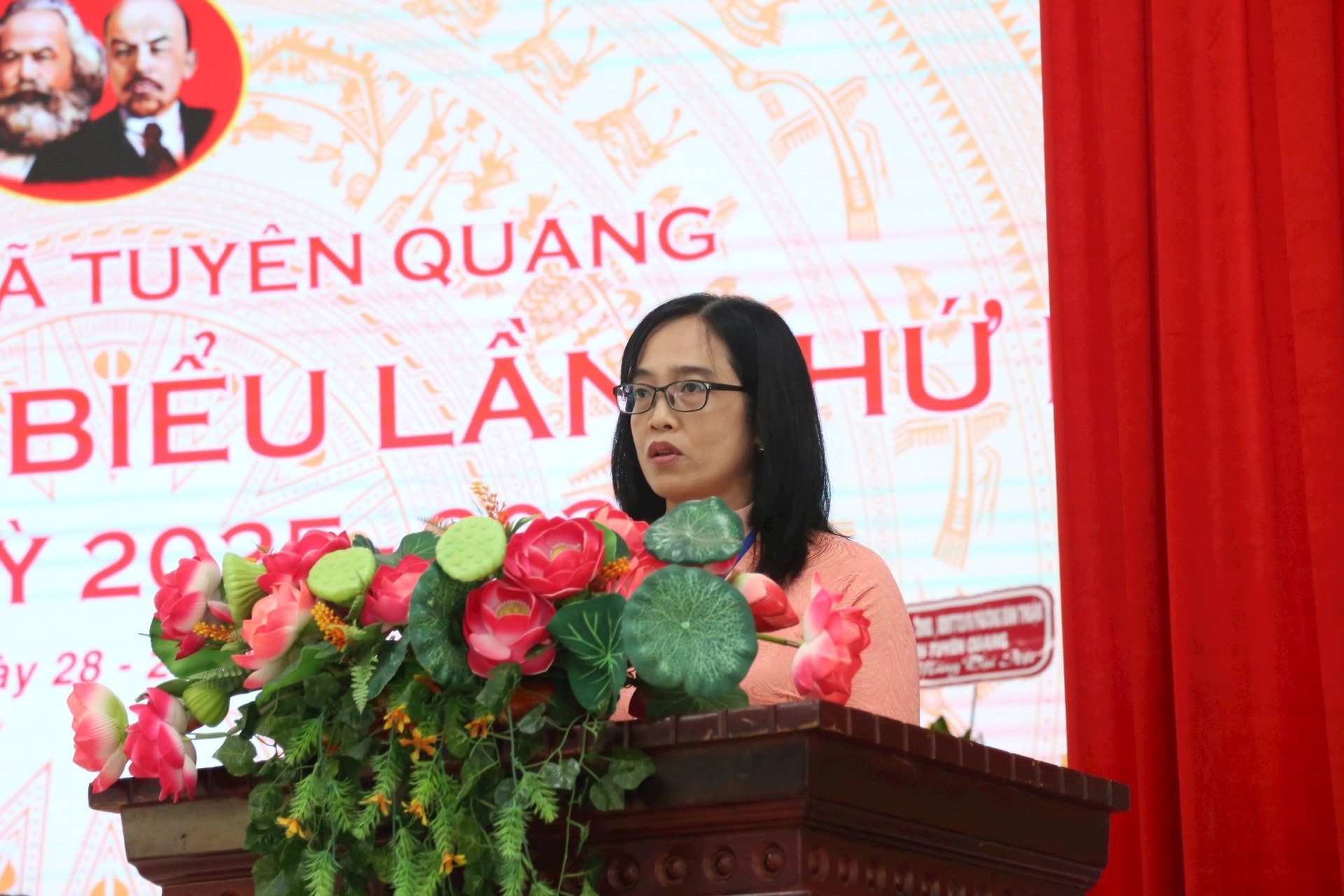 Bà Trần Thị Thanh Nhàn - Phó Bí thư Đảng ủy xã báo cáo tại Đại hội