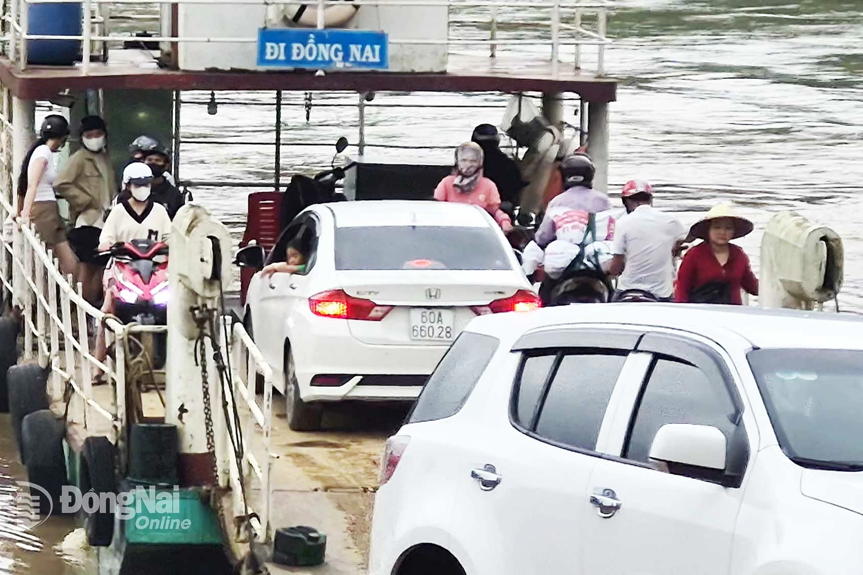 Bảng khuyến cáo phải mặc áo phao khi lên phà rất to và rõ ràng nhưng không ai chấp hành. Ảnh: Nguyễn Tấn