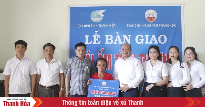 Presenting 2 "Warm Houses of Love" to poor women members in Thanh Hoa
