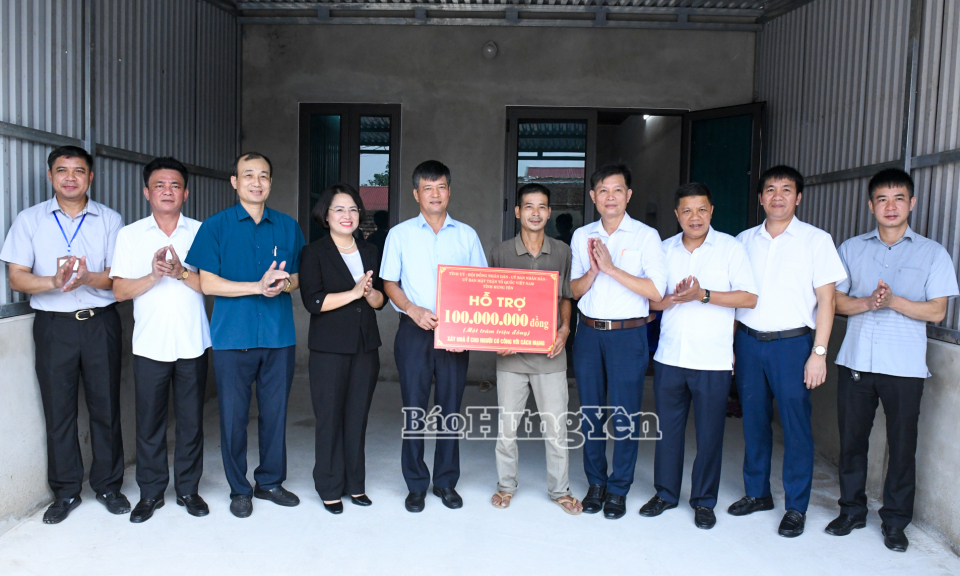 Đồng chí Phó Chủ tịch Thường trực HĐND tỉnh Lê Xuân Tiến thăm, tặng quà và trao tiền hỗ trợ xóa nhà dột nát tặng người có công