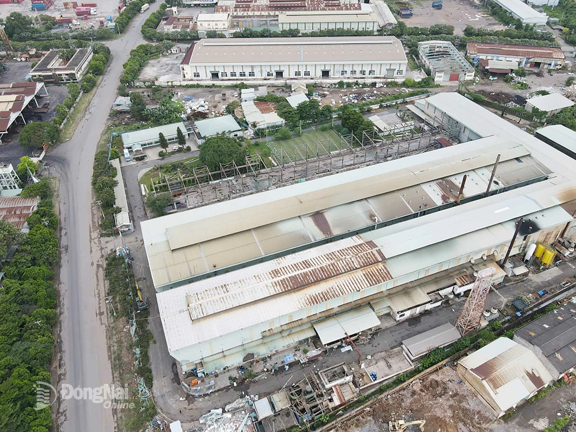 Part of the factory of Phuong Nam Steel Joint Venture Company has had its roof dismantled and is cutting, dismantling, and moving the factory frame. Photo: Pham Tung