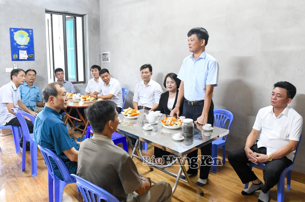 Đồng chí Phó Chủ tịch Thường trực HĐND tỉnh Lê Xuân Tiến đề nghị cấp ủy, chính quyền địa phương tiếp tục quan tâm, chăm lo tốt hơn nữa đời sống vật chất và tinh thần cho các gia đình người có công với cách mạng.