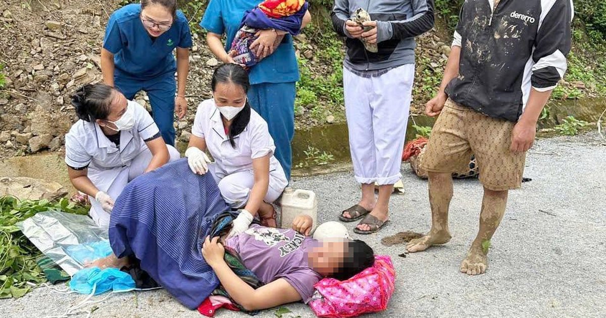 Bác sĩ đỡ đẻ sản phụ vùng lũ bên đường