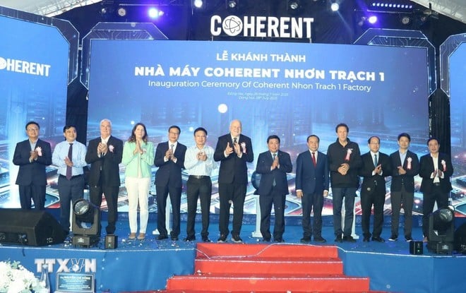 Phó Thủ tướng Chính phủ Nguyễn Chí Dũng và các đại biểu thực hiện nghi thức khánh thành Nhà máy Coherent Việt Nam. (Ảnh: Sỹ Tuyên/TTXVN)