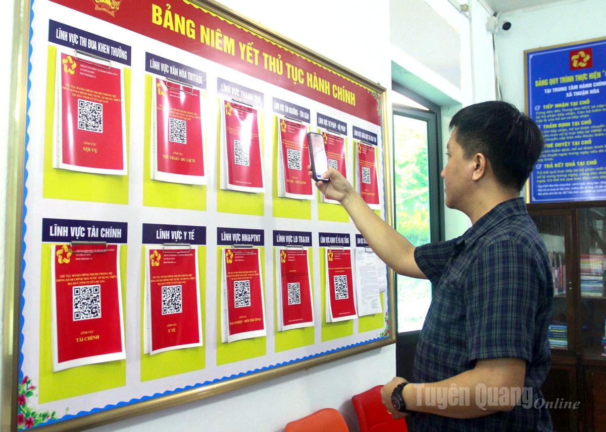 Người dân xã Thuận Hòa quét mã QR tìm hiểu thủ tục hành chính. Ảnh: Hà An