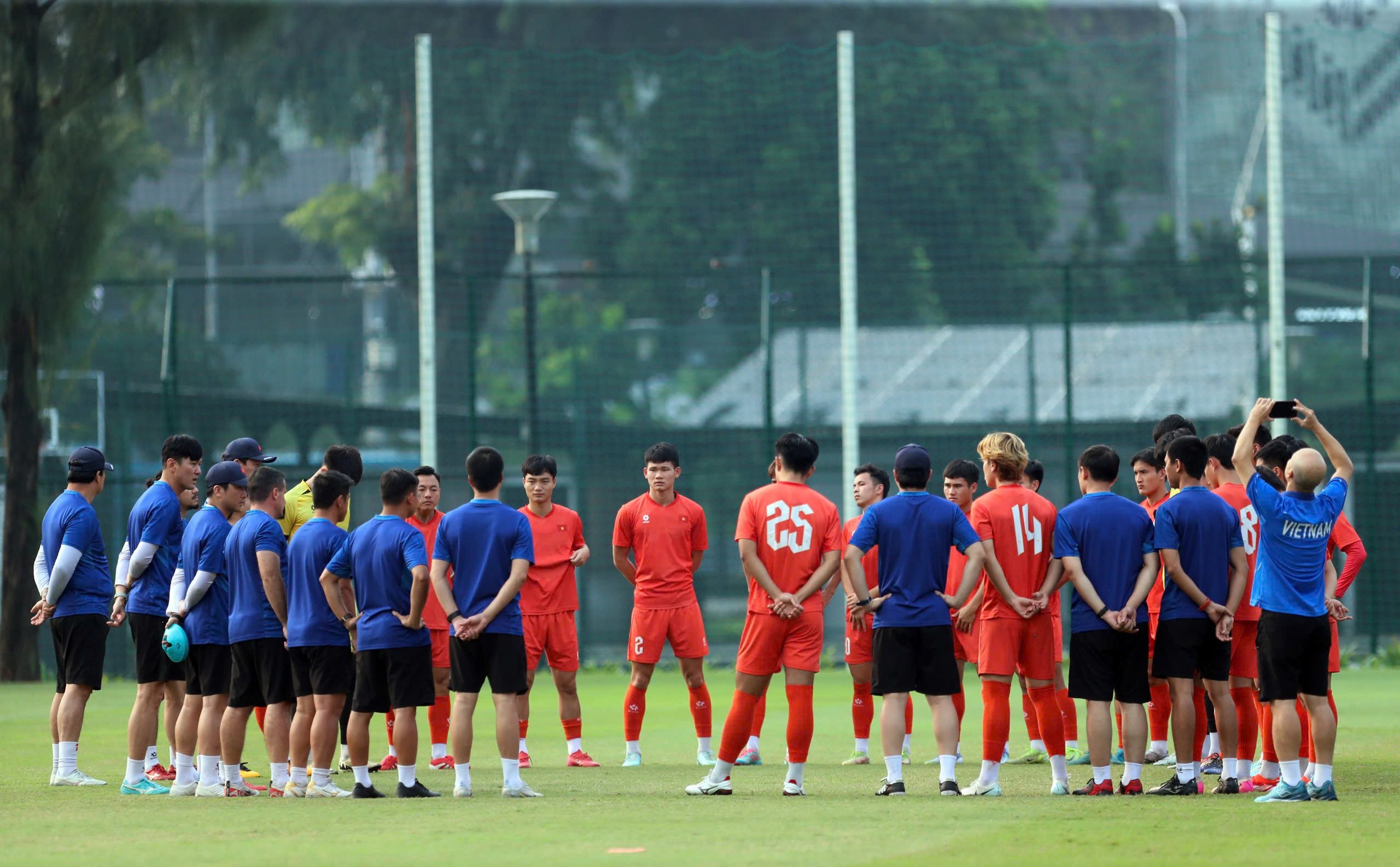 Nóng: U.23 Việt Nam bị ‘đột nhập’ buổi tập kín, ông Kim mời ra ngoài người lạ trên nóc nhà- Ảnh 5.