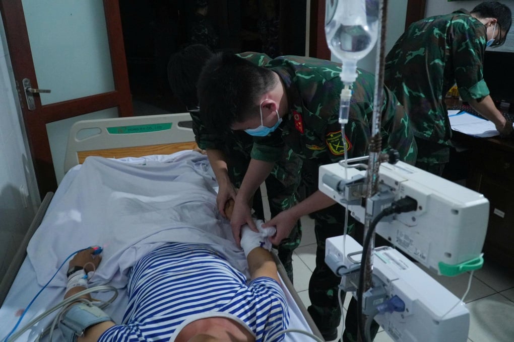 Xuyên đêm đưa quân nhân làm nhiệm vụ ở đặc khu Trường Sa về TPHCM cấp cứu - 1