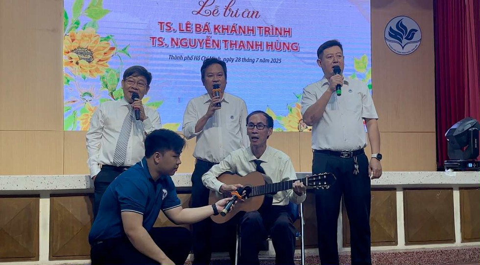 Tiến sĩ Lê Bá Khánh Trình và tiến sĩ Nguyễn Thanh Hùng cùng hát 'Thời thanh niên sôi nổi' trong lễ tri ân trước khi nghỉ hưu- Ảnh 1.