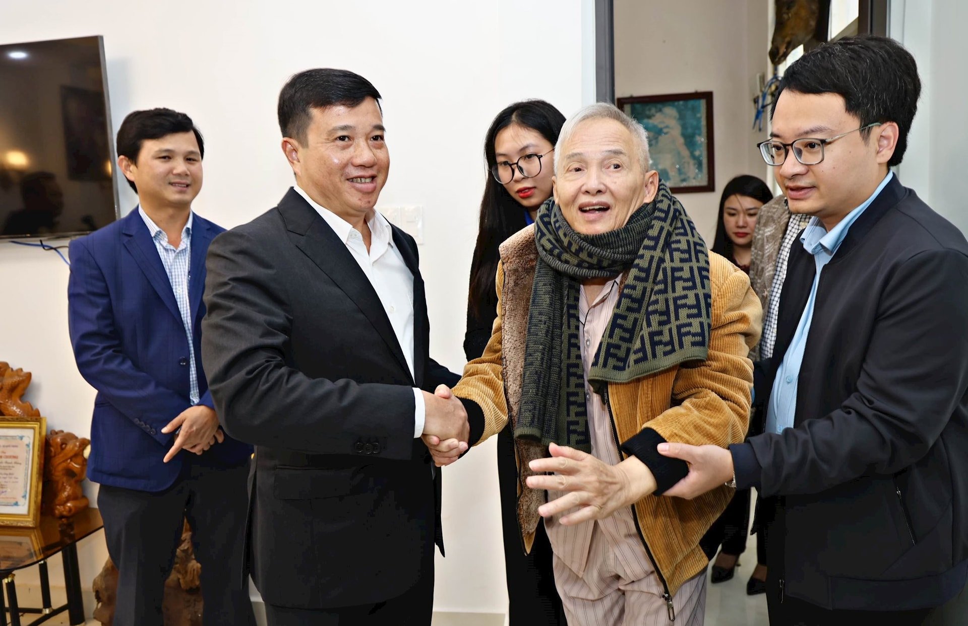 Đồng chí Y Thanh Hà Niê Kđăm, Bí thư Tỉnh ủy Lâm Đồng ân cần thăm hỏi thương binh Nguyễn Thanh Hoàng 