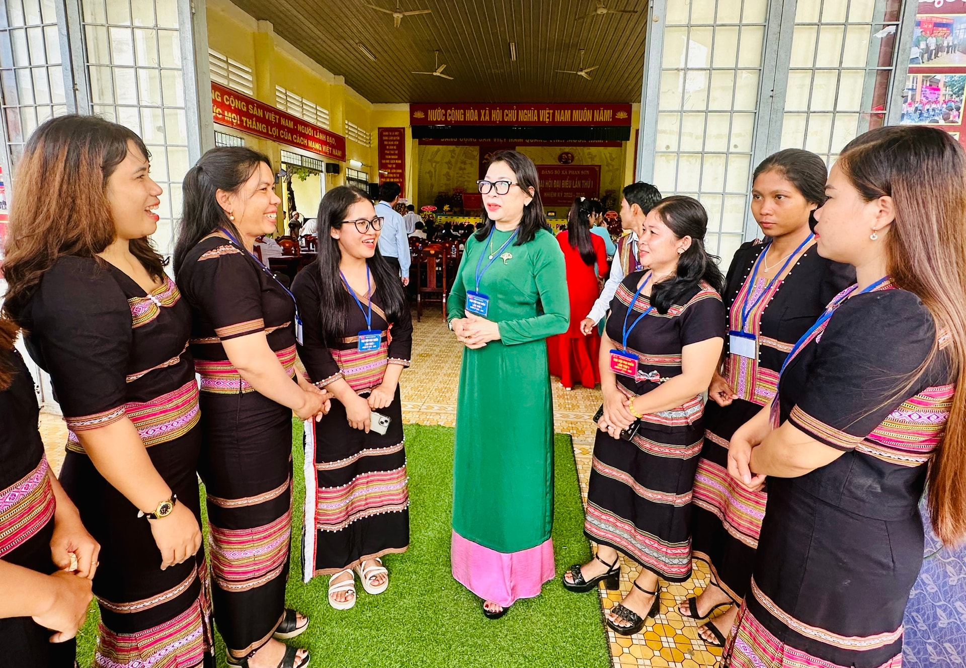 Đồng chí Bố Thị Xuân Linh trò chuyện với cán bộ Hội phụ nữ xã Phan Sơn 