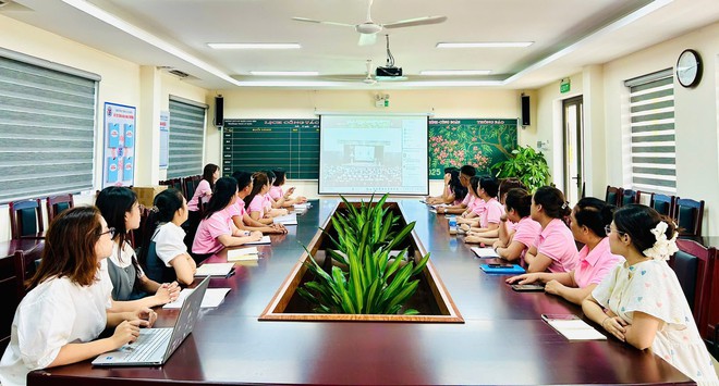 Hơn 3.600 cán bộ, giáo viên của 4 phường Long Biên, Bồ Đề, Việt Hưng, Phúc Lợi được bồi dưỡng chính trị hè năm 2025- Ảnh 4.