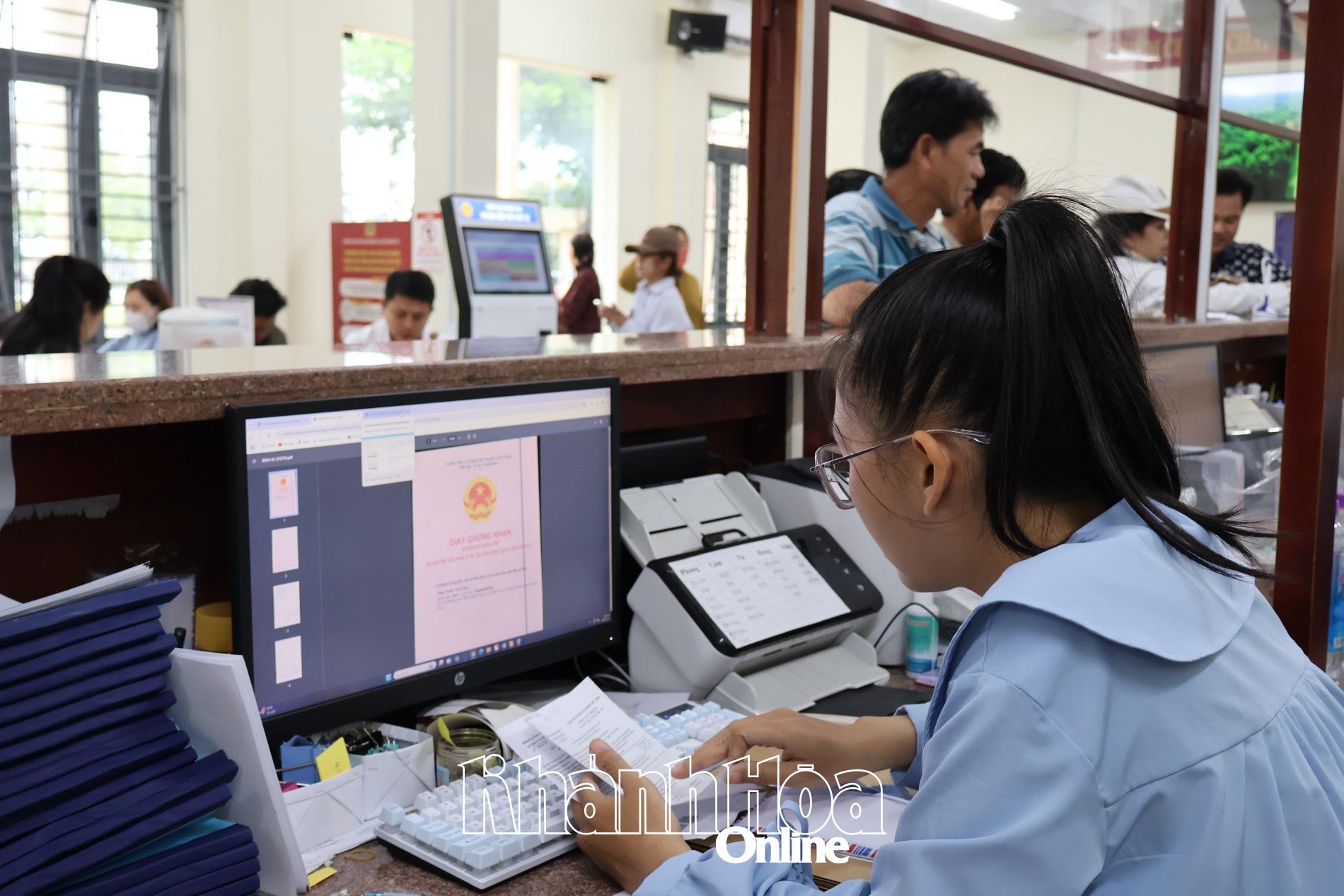Chuyên viên Trung tâm phục vụ hành chính công phường Ninh Hòa kiểm tra các thủ tục hành chính lĩnh vực đất đai.