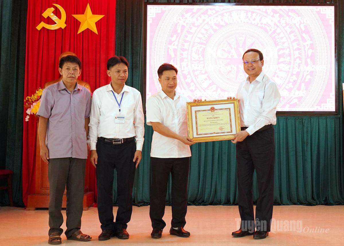 Đồng chí Phó Chủ tịch Thường trực UBND tỉnh Nguyễn Mạnh Tuấn trao Bằng Khen của Chủ tịch UBND tỉnh cho tập thể cán bộ và Nhân dân xã Yên Cường vì có thành tích xuất sắc trong phong trào Toàn dân bảo vệ ANTQ.