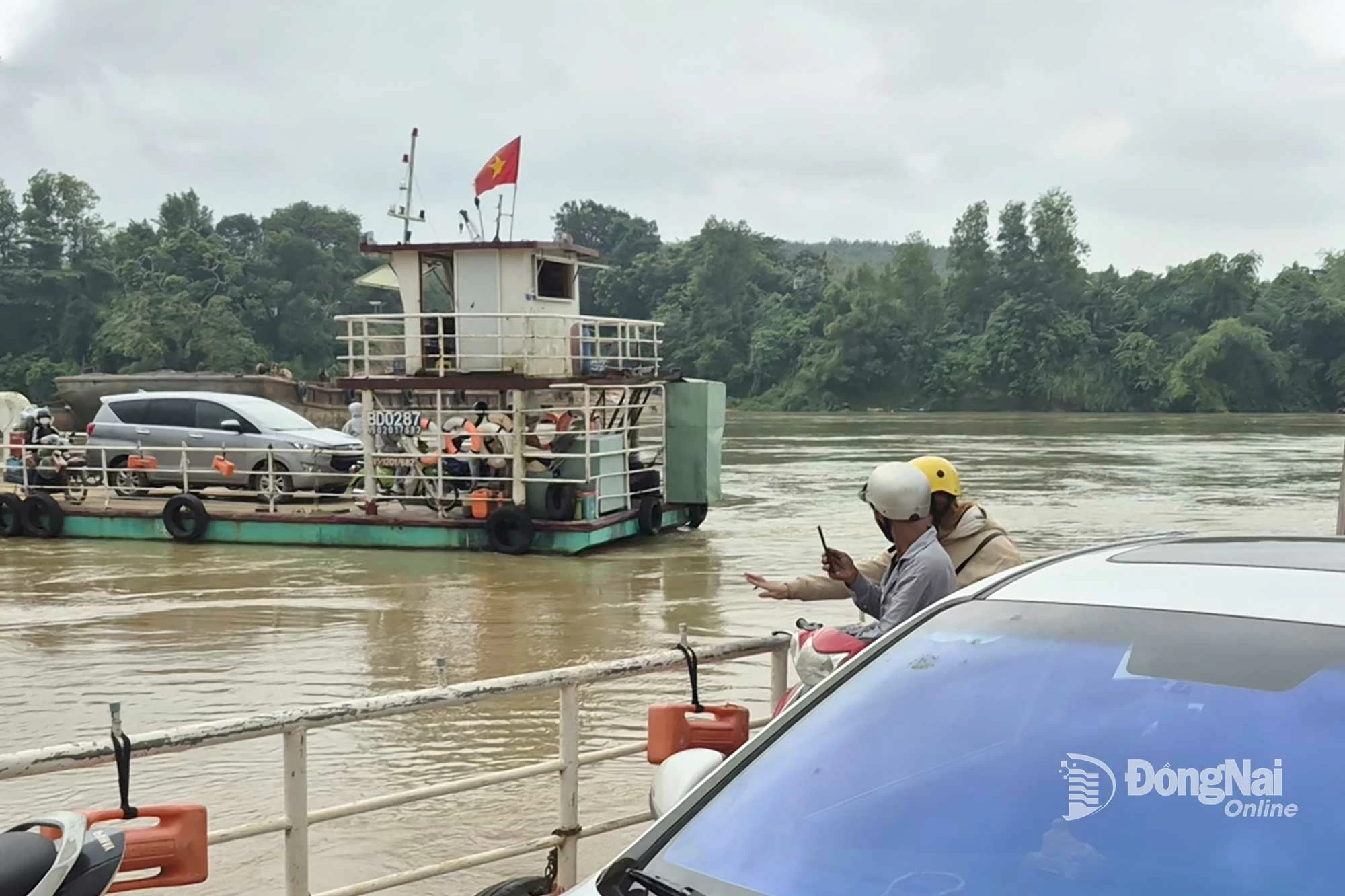 Cả 2 chuyến phà ngay khu vực bến phà Hiếu Liêm đều không tuân thủ quy định an toàn. Ảnh: Nguyễn Tấn