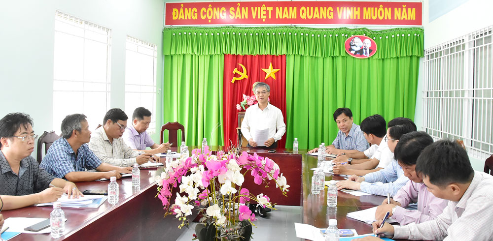 
Đồng chí Châu Văn Hòa- Tỉnh ủy viên, Phó Chủ tịch UBND tỉnh phát biểu chỉ đạo tại nơi khảo sát.

