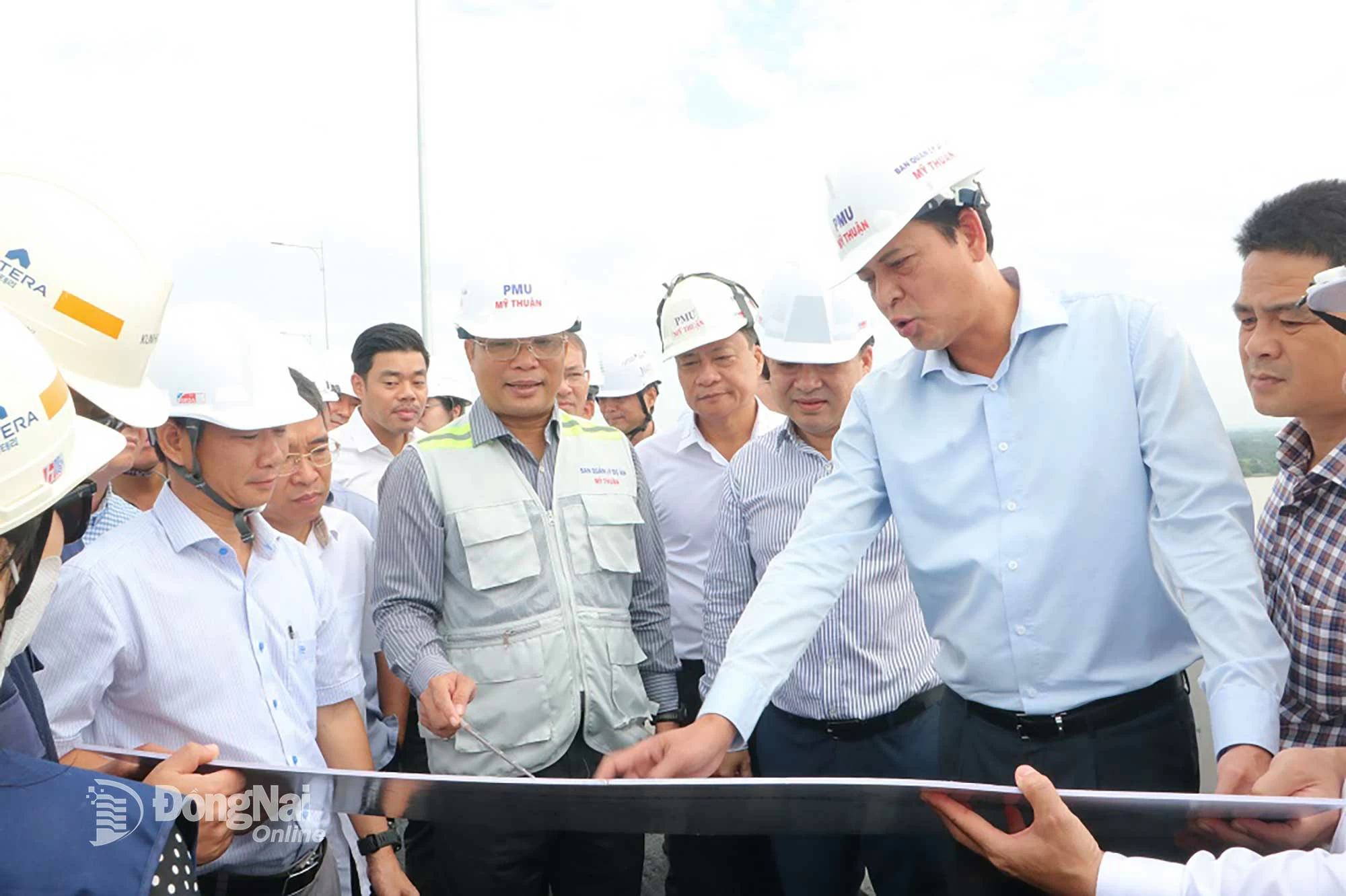

Thứ trưởng Bộ Xây dựng Bùi Xuân Dũng trao đổi với lãnh đạo tỉnh và các đơn vị liên quan trên công trường xây dựng cầu Nhơn Trạch. Ảnh: Phạm Tùng