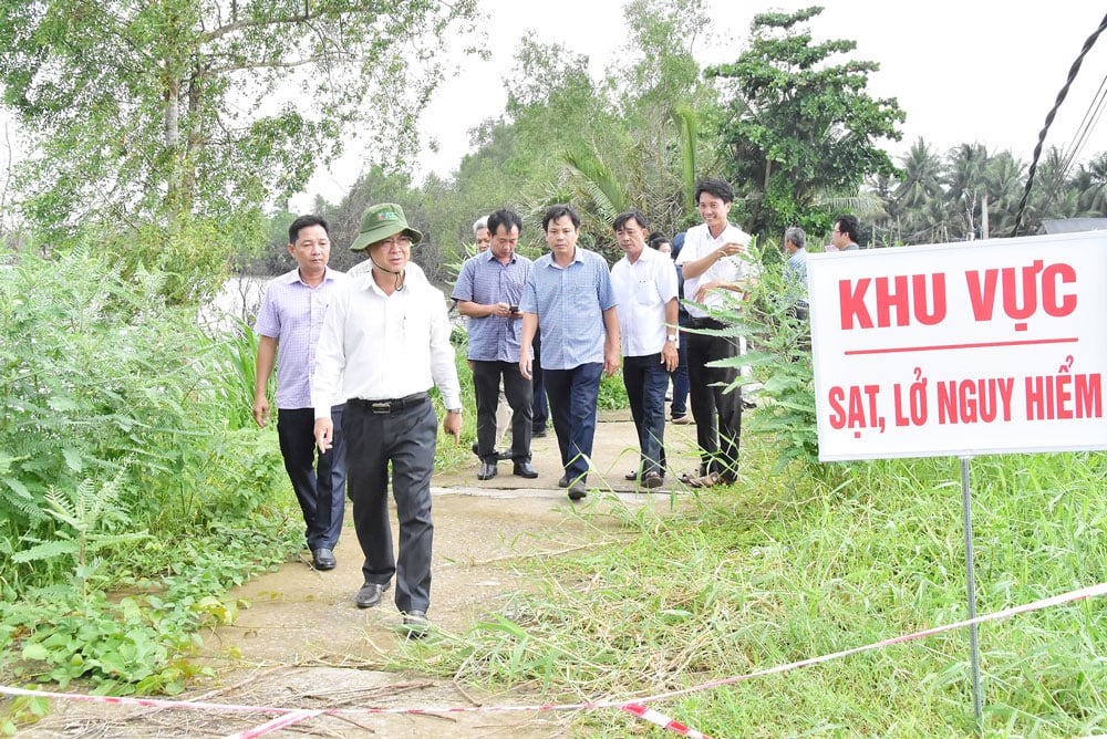 Đoàn khảo sát đê bao Bắc Rạch Trà Cú.