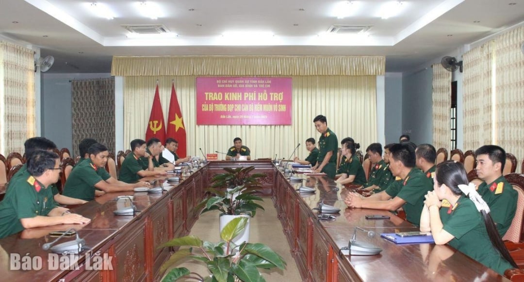 Gặp mặt, trao kinh phí hỗ trợ của Bộ Quốc phòng cho các gia đình quân nhân hiếm muộn.