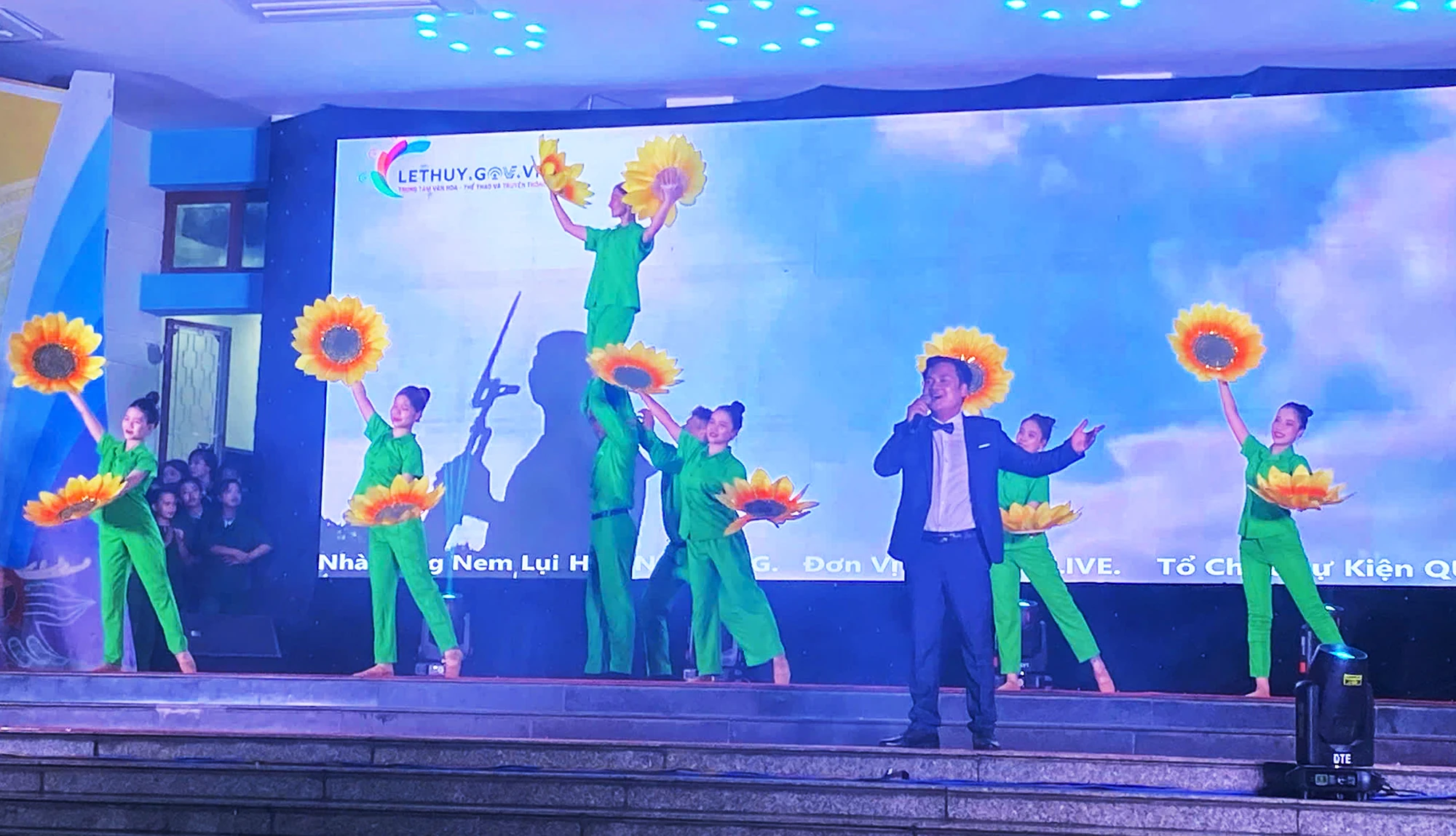 Ấn tượng chương trình văn nghệ “Tự hào Lệ Thủy-vững bước tương lai”