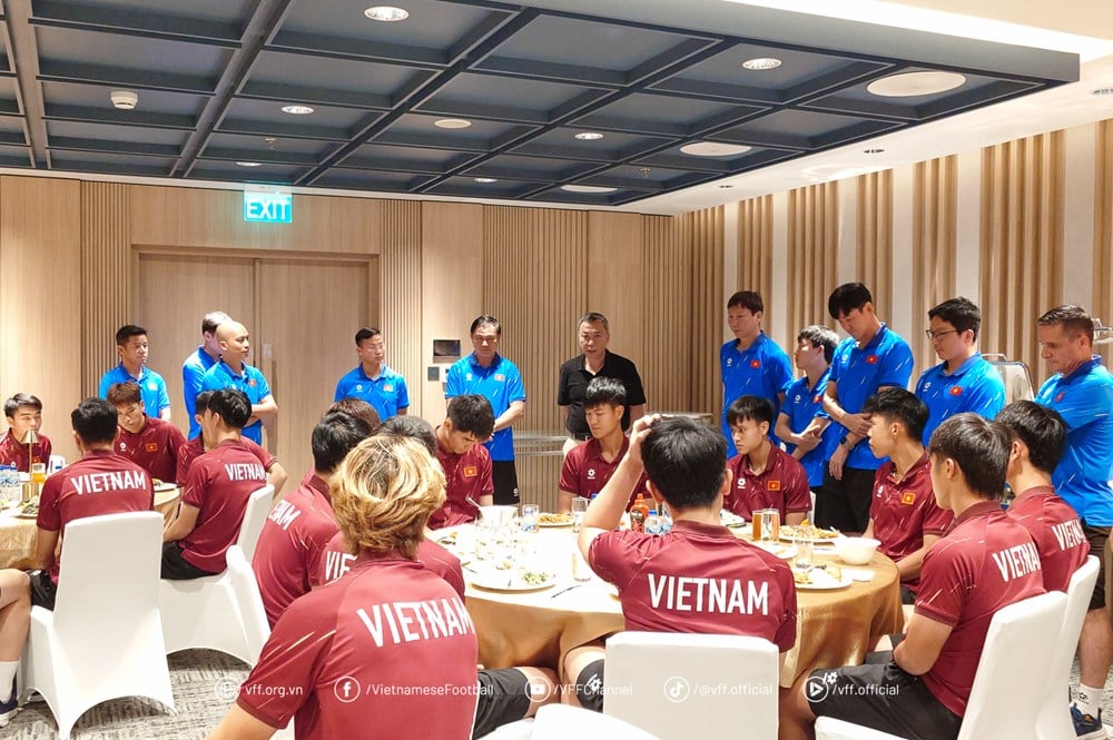 Lãnh đạo VFF động viên tinh thần U23 Việt Nam trước trận chung kết Đông Nam Á - ảnh 1