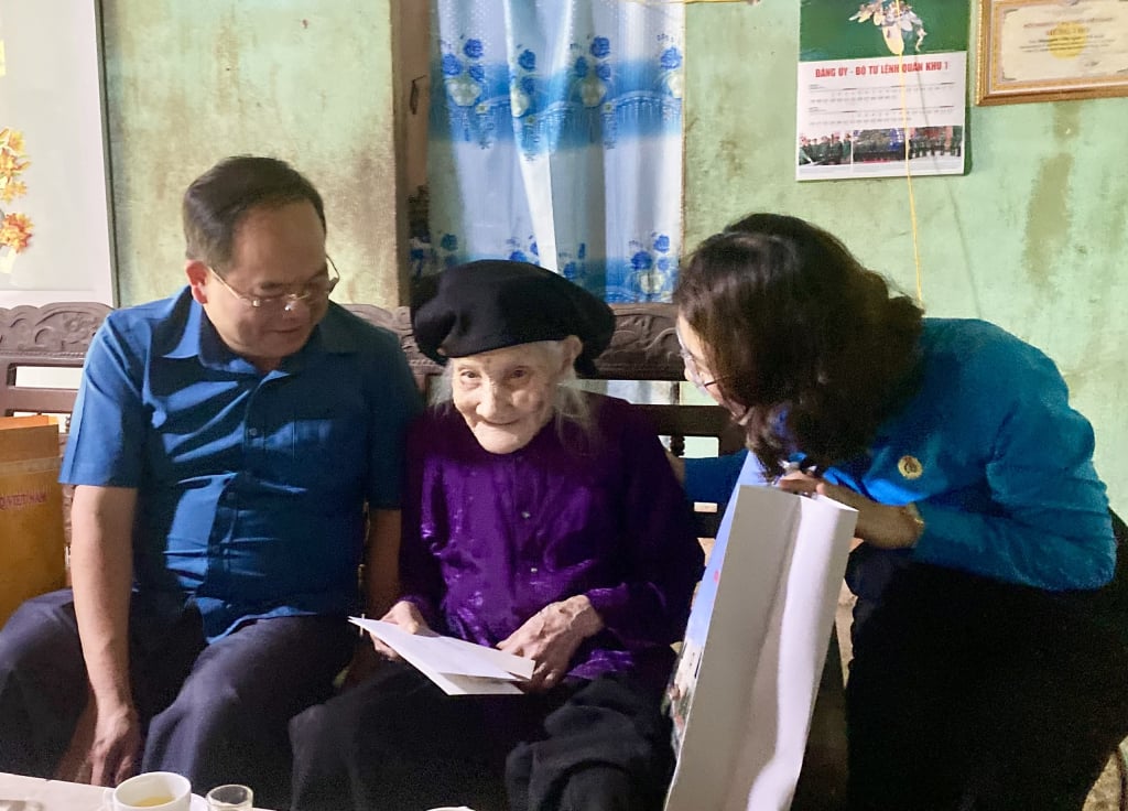 Bí thư Tỉnh ủy Quản Minh Cường tặng quà Mẹ VIệt Nam Anh hùng Nguyễn Thị Gia.