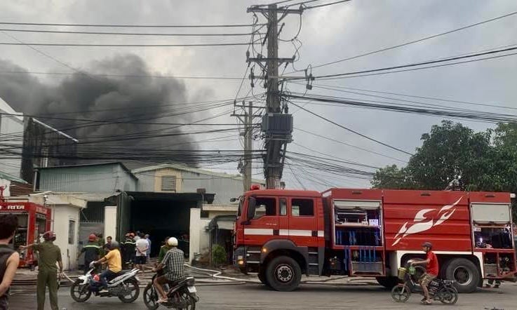 Cháy lớn tại xưởng sản xuất hộp đựng cơm trong khu dân cư -0