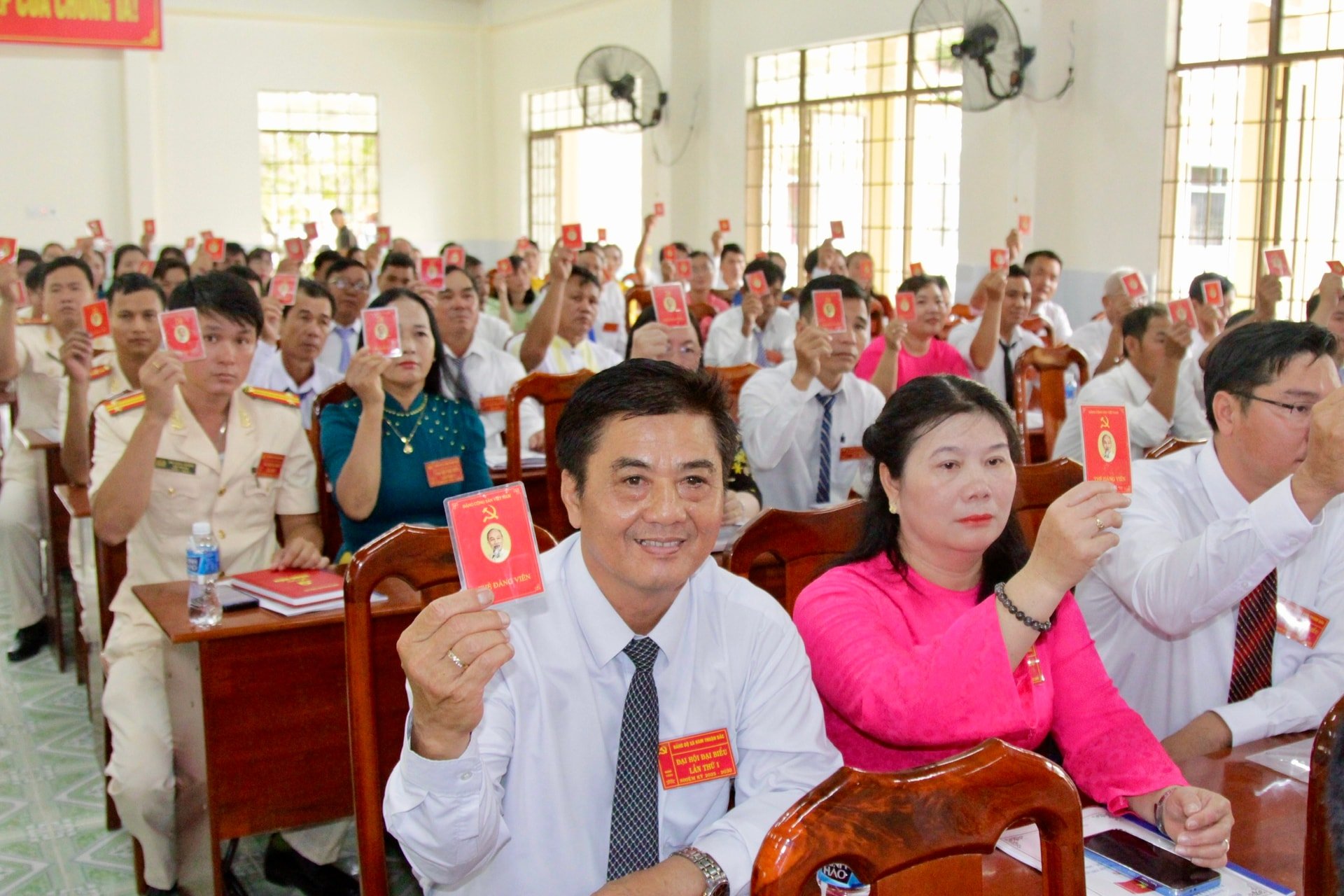 Đại biểu biểu quyết các chỉ tiêu nhiệm kỳ 2025-2030