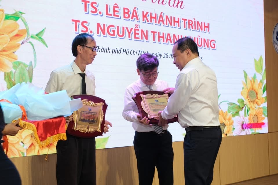 Tiến sĩ Lê Bá Khánh Trình và tiến sĩ Nguyễn Thanh Hùng cùng hát 'Thời thanh niên sôi nổi' trong lễ tri ân trước khi nghỉ hưu- Ảnh 2.