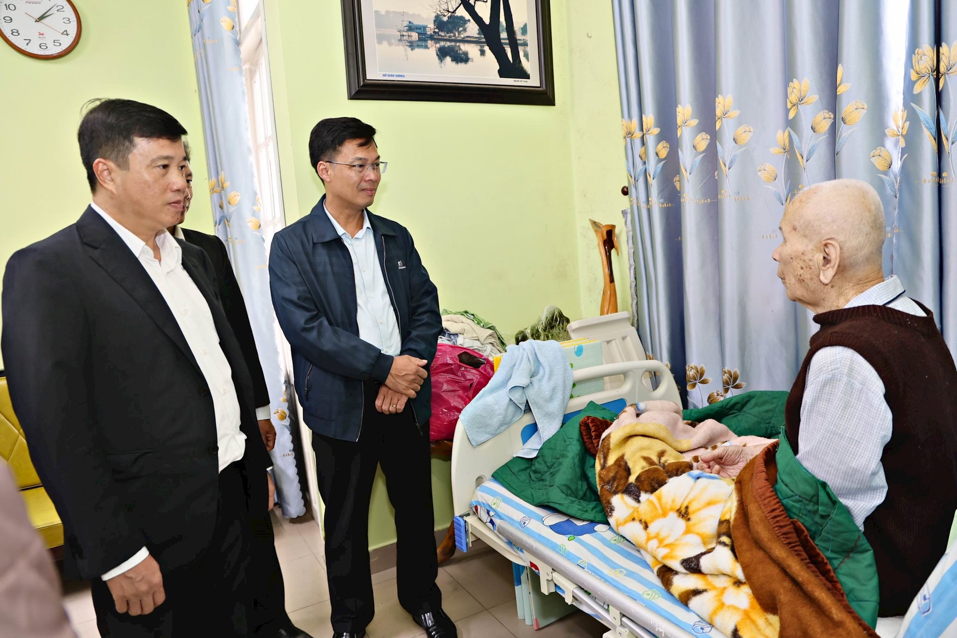 Đồng chí Y Thanh Hà Niê Kđăm, Bí thư Tỉnh ủy Lâm Đồng thăm, tặng quà gia đình chính sách cụ Nguyễn Văn Long (99 tuổi), người bị địch bắt, tù đày ngụ tại phường Xuân Hương - Đà Lạt.