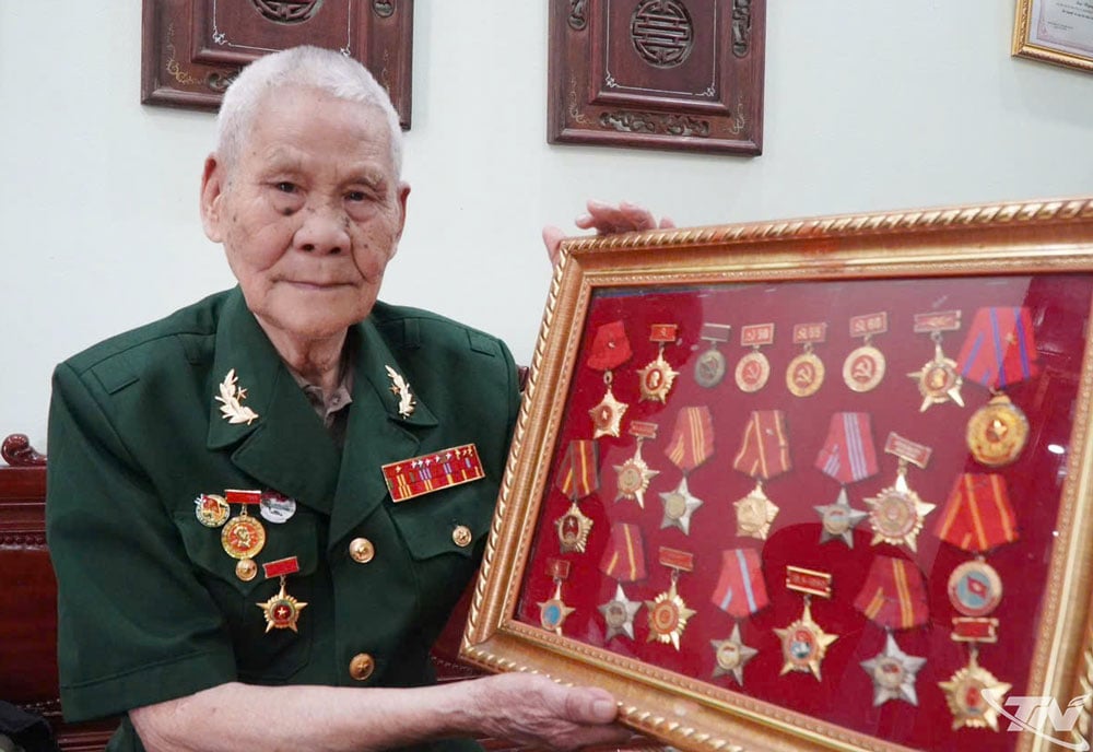 El teniente coronel Nguyen Quan con reliquias sagradas y orgullosas.