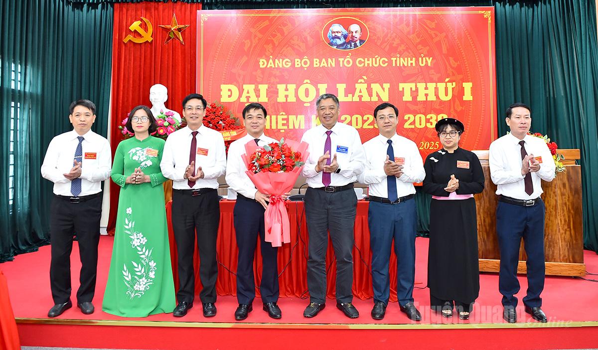 Đồng chí Nguyễn Hồng Trang, Phó Bí thư Thường trực chuyên trách Đảng bộ các cơ quan Đảng tỉnh tặng hoa chúc mừng BCH Đảng bộ Ban Tổ chức Tỉnh ủy.