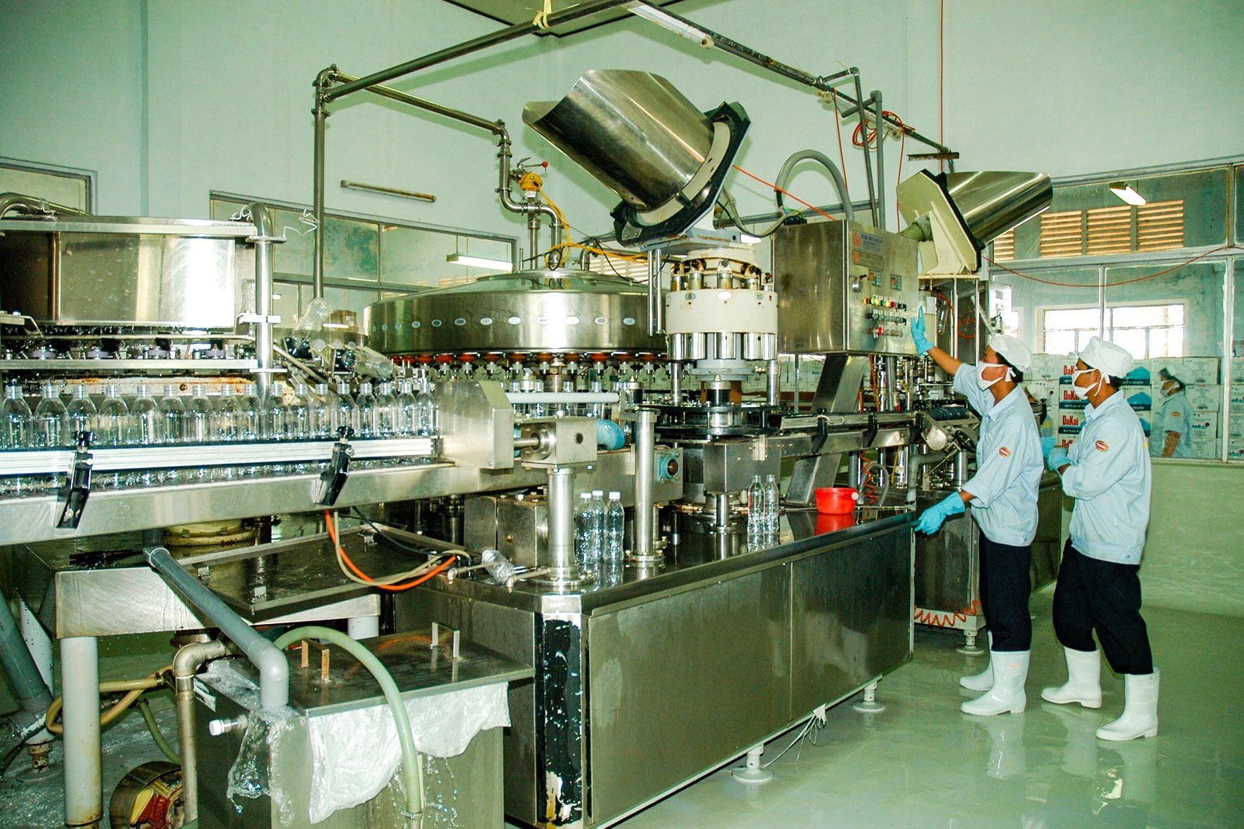 Producción de agua mineral en la comuna de Nam Thanh (foto de N. Lan) (2)