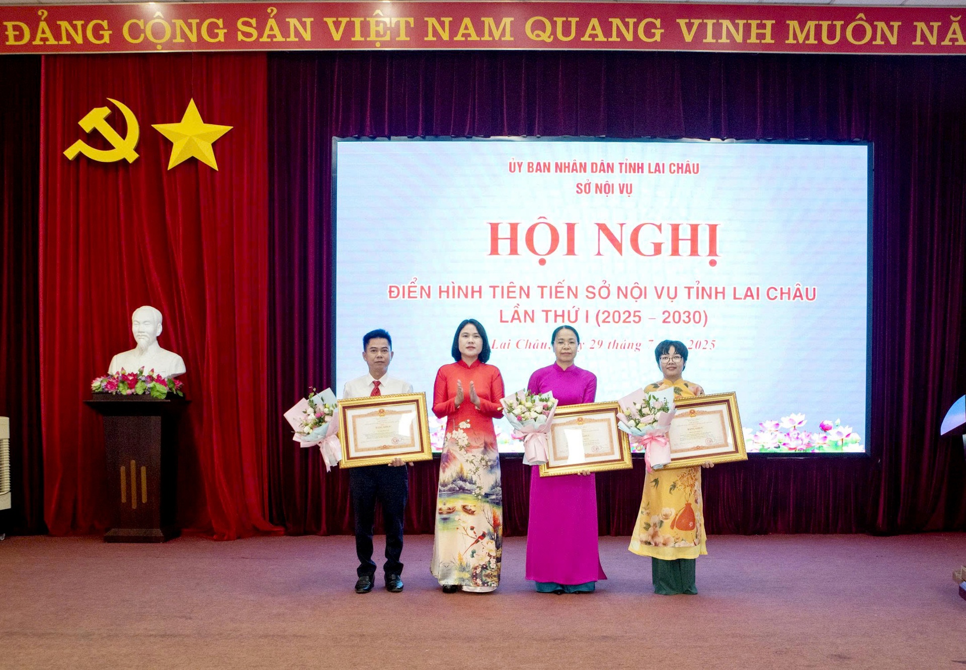 Đồng chí Đào Thị Lan Anh - Giám đốc Sở Nội vụ tặng Bằng khen của Thủ tướng Chính Phủ cho các cá nhân. 