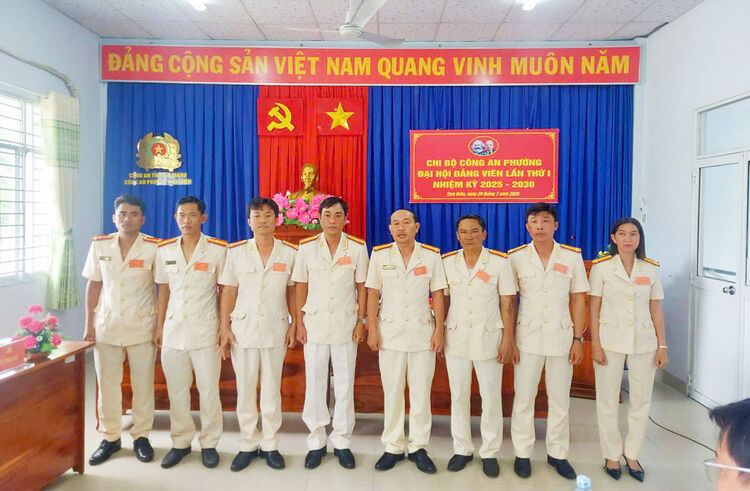 សមាជបក្សនៃកោសិកាប៉ូលីសសង្កាត់ Tinh Bien អាណត្តិ 2025 - 2030