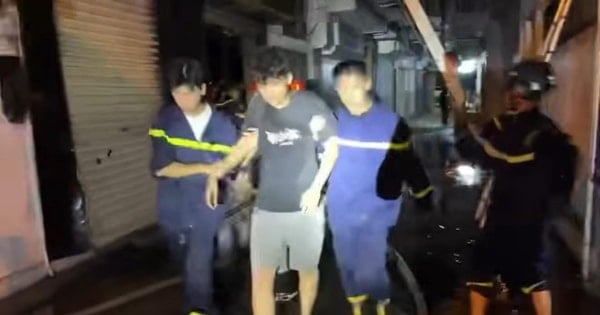 Hải Phòng: Cảnh sát giải cứu 5 người khỏi căn nhà cháy trong đêm
